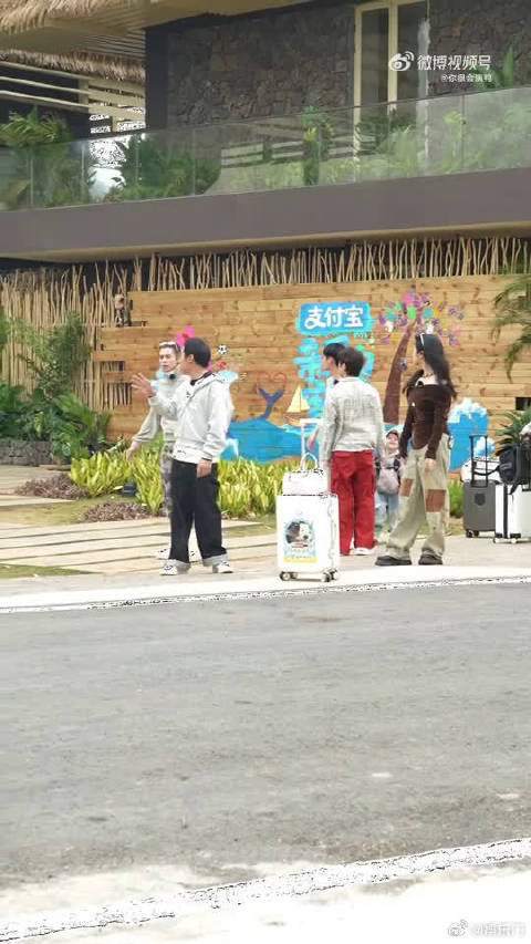 沈月终于见到谭松韵了！亲爱的客栈这波圆梦局直接看哭，太会了