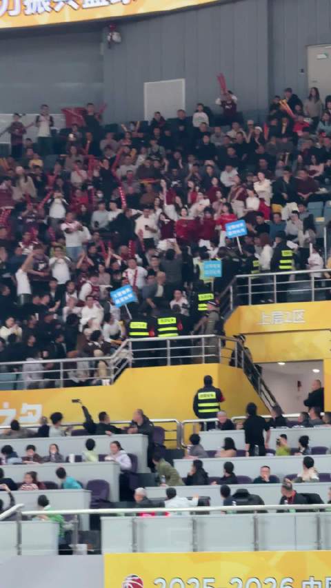 浙江德比广厦稠州激战正酣，啦啦队场下斗舞助威