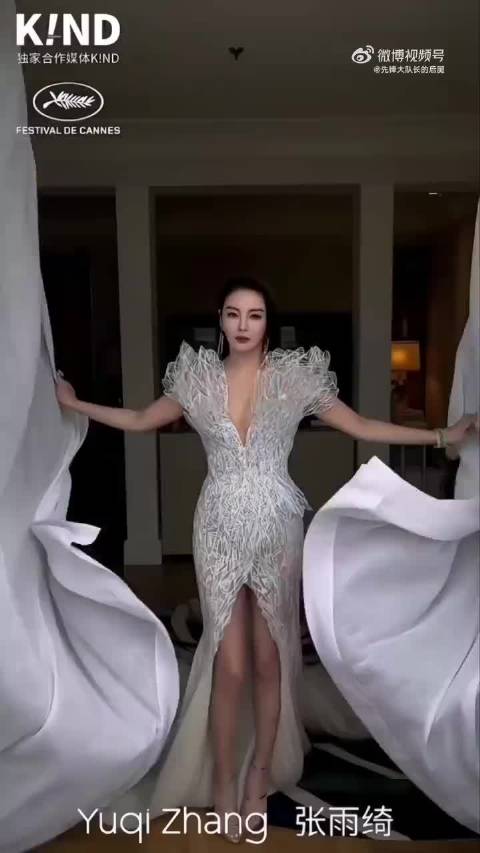 张雨绮巴黎时装周 镂空造型