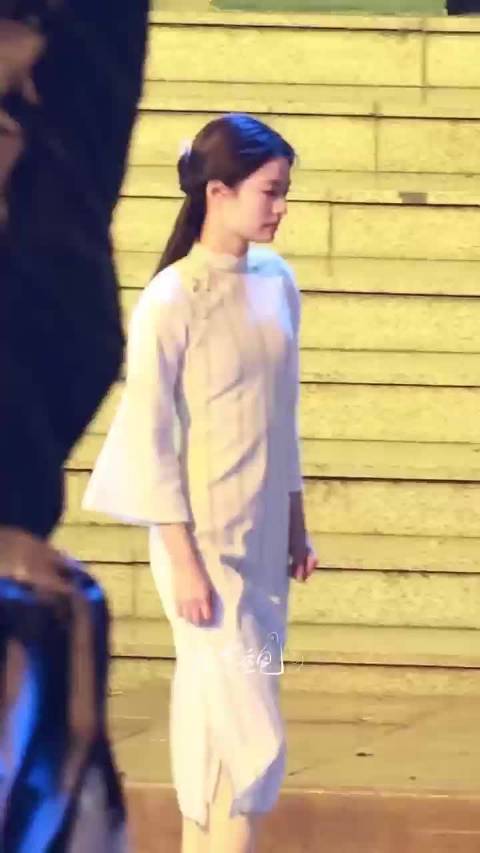 从夏花里的张扬灿烂到玉簟秋里的沉静温婉