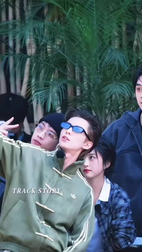 沈月王鹤棣秦岚现身亲爱的客栈拍摄现场