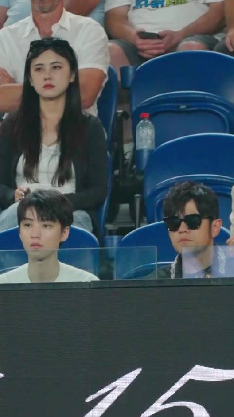 猜猜看，周杰伦和王源一起看球，看是谁的比赛