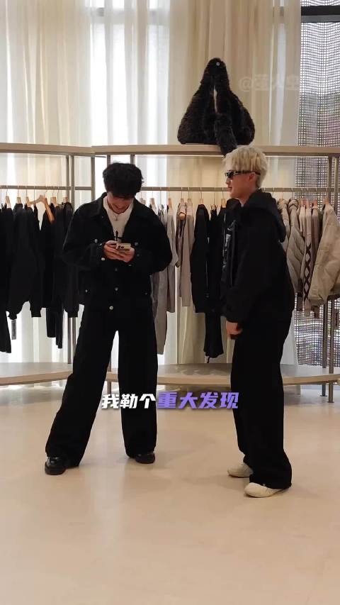 邹市明儿子轩轩近照曝光，金发墨镜造型引关注