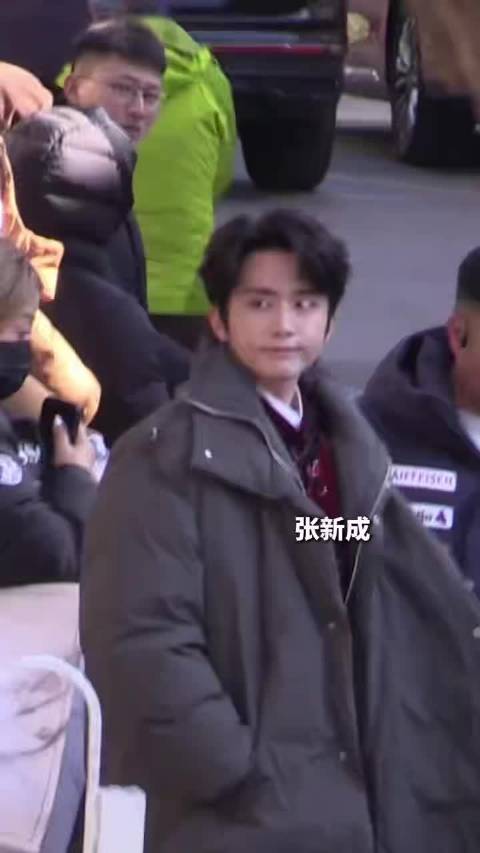 张新成胡先煦范丞丞春晚后台围堵沈腾