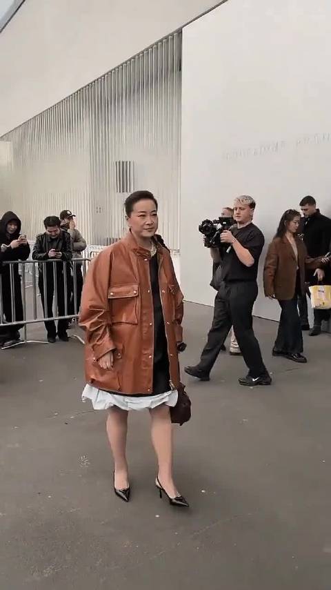 看贾玲不爱笑了一本正经了，酒窝也没了，看着沉稳了，脱胎换骨了