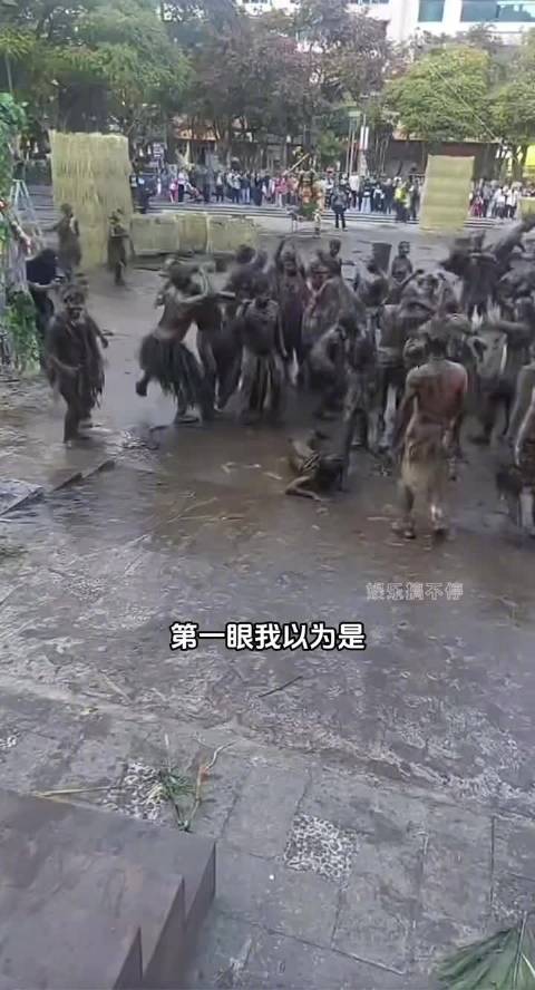 五哈节目现场光线昏暗难辨艺人，观众调侃似非洲部落纪录片