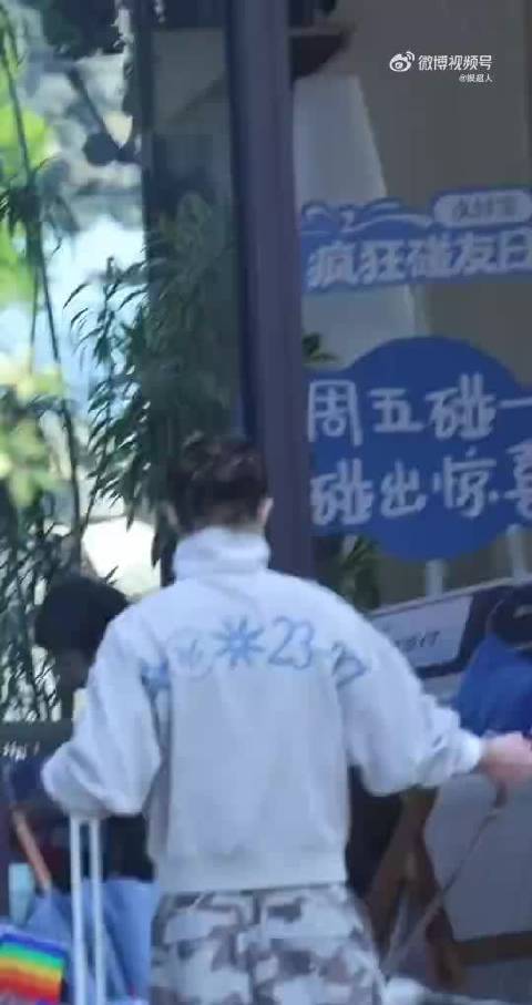 何炅加盟亲爱的客栈录制