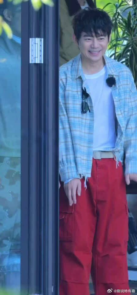 何炅飞行录制亲爱的客栈2026，与王鹤棣沈月海边相聚