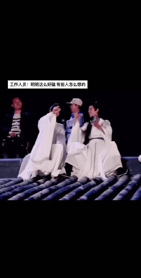 陈情令花絮中肖战王一博身后观众大笑引关注