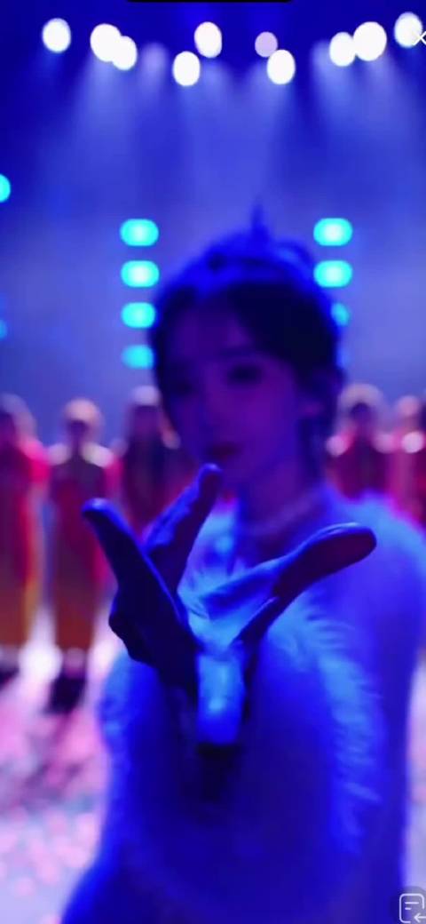 还是好看的！冯提莫今晚带007男团上木森大舞台！又唱又跳还是厉害有实力