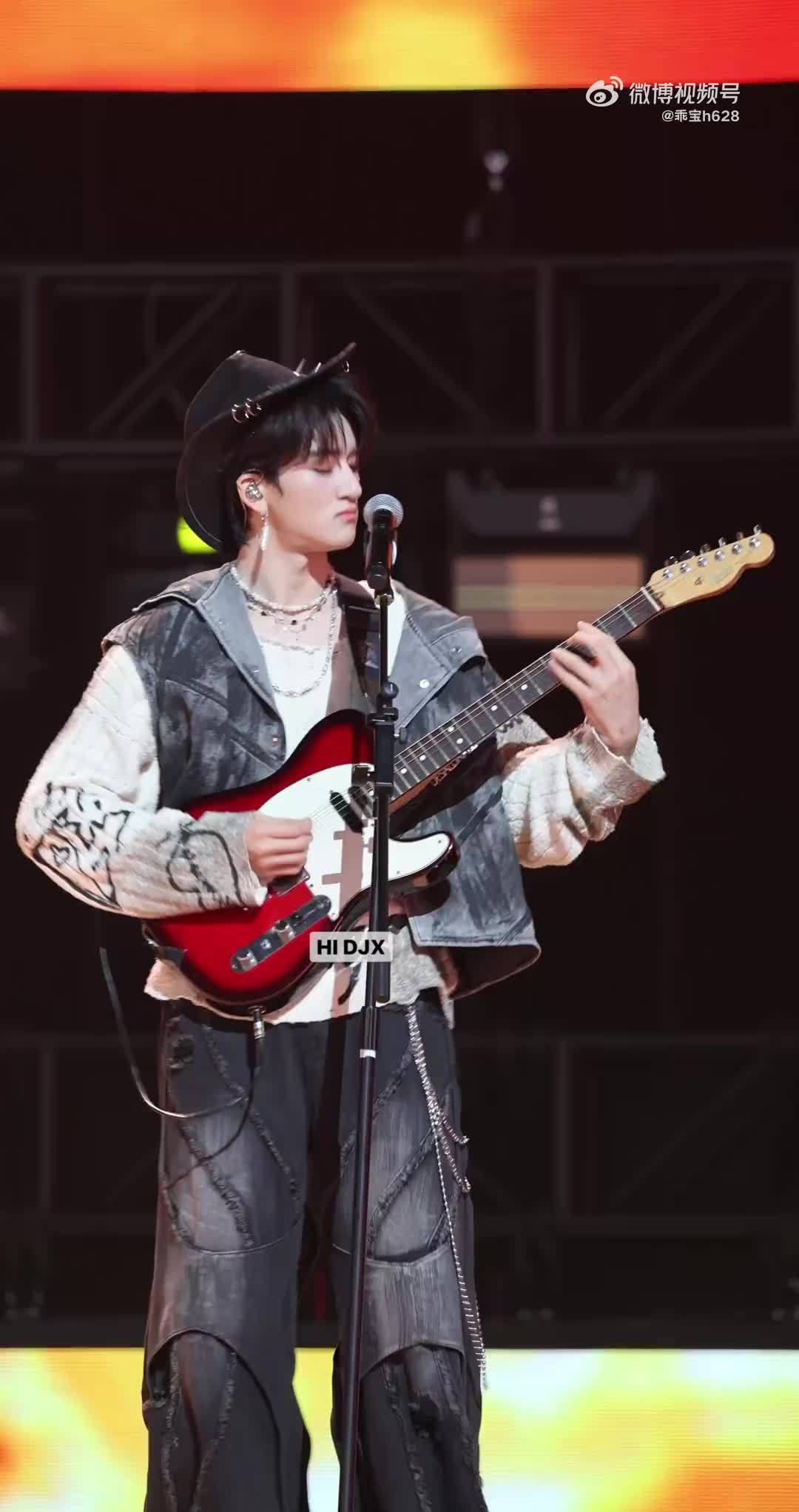 邓佳鑫歌声获赞，李飞被指拥有实力主唱