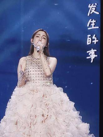 范玮琪佛山现场演绎《我们之间的事》