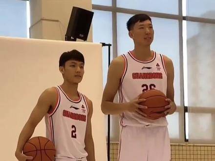 周琦亮相广东男篮定妆照，与队友历史性同框