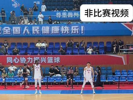 艾伦赛前专注热身，动作流畅如行云流水 郭艾伦背后运球晃倒对手