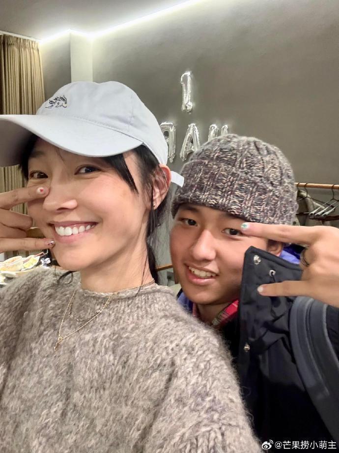 白百何晒与大儿子合影，元宝正脸照曝光，母子俩同款美甲​​抢镜