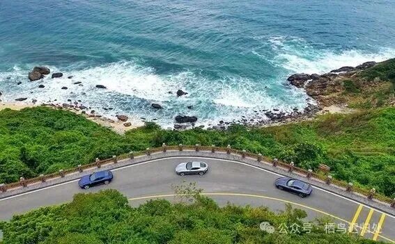 法拉利Roma空间实测:后排腿部空间两拳,商务接待使用无压力