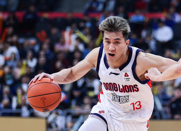 郭艾伦半场出战11分钟，罚球4中4得到4分1篮板2助攻