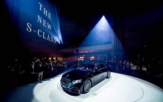 新S级上市了，贵得有点吓人，但开起来确实不太一样。