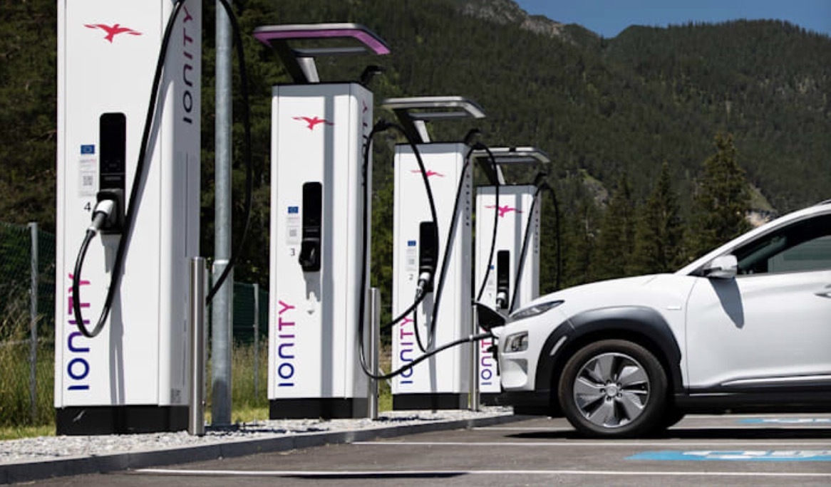 美国宣布出资3.25亿美元维修电动汽车充电桩并降低电池成本