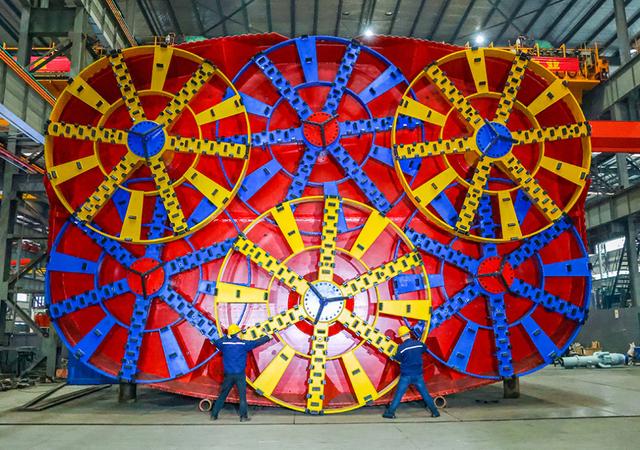 2026年1月19日，在位于江苏省江都高新技术产业开发区的江苏广泓重工设备有限公司，工人在顶管机总装车间作业。 新华社 图