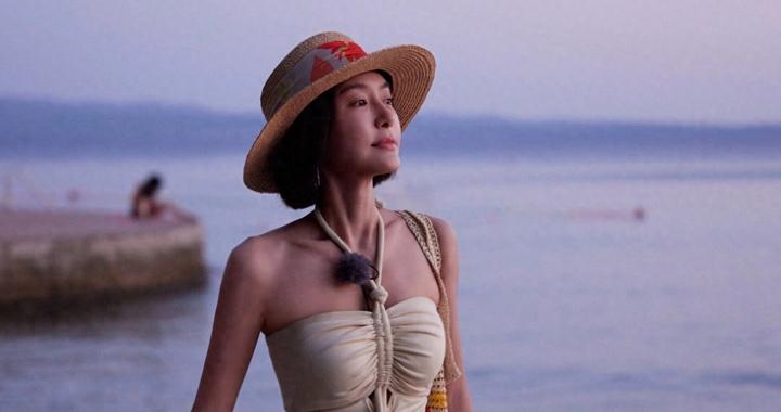 46岁秦岚太丰满了，穿抹胸都兜不住好身材，我感慨自律的女人真美