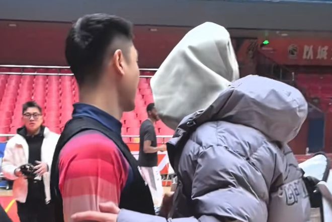 广州山东踩场!小高与艾伦叙旧+与鲍威尔PK中场三分,邱彪谈疲惫