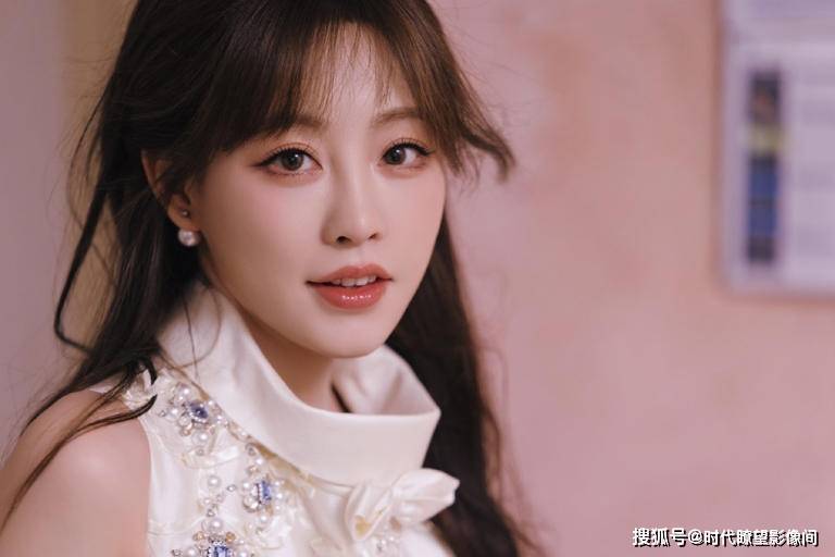 祝绪丹甜酷杀疯了!白裙缀满手工花，复古空间里美成时尚精灵