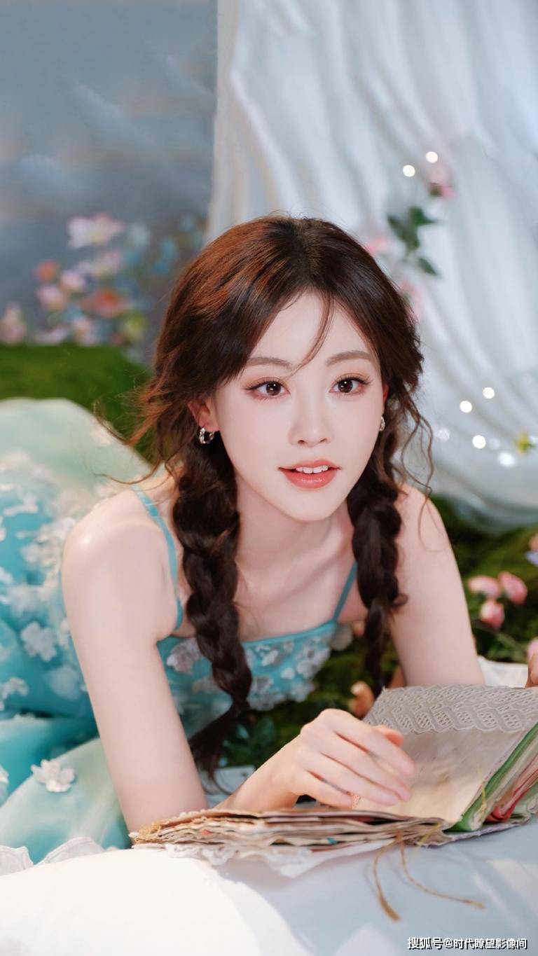 祝绪丹化身森林精灵!蓝绿纱裙藏满童话感，青苔花海造型美到失语