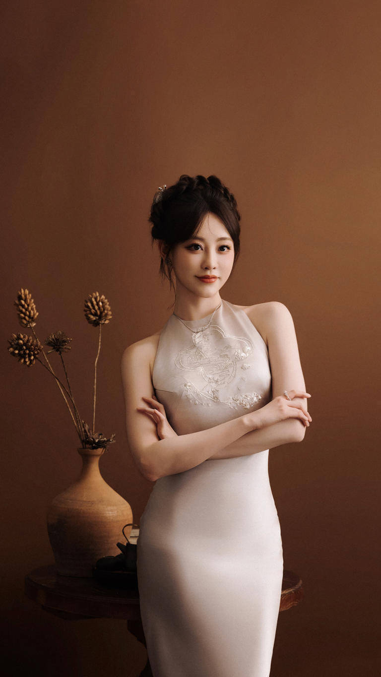 祝绪丹造型太绝！檀木背景一出，宛如穿越古画