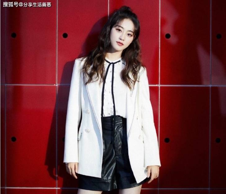 祝绪丹再次挑战学院风,黑皮短裙搭配白色西服变身潮流萝莉!