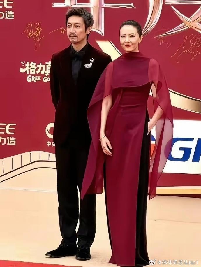 46岁高圆圆近况曝光！现身海南自驾游，吃老干妈辣椒酱太接地气了