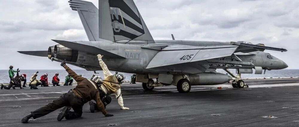 敏感时刻，美军“超级大黄蜂”战机从“林肯”号航母上起飞“开展例行飞行作业”