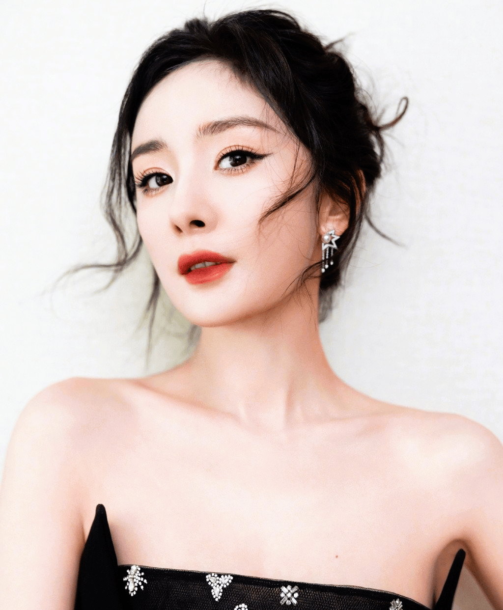 CMG 电视剧盛典珠海开录!杨幂孙俪 71 位主创走红毯