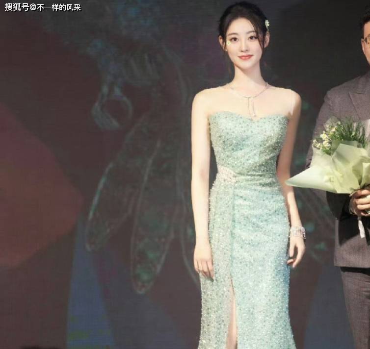 祝绪丹再现美人鱼风姿，身穿海洋色连衣裙尽显清纯气息!