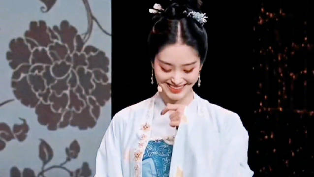 杨采钰古装造型首曝光清雅脱俗