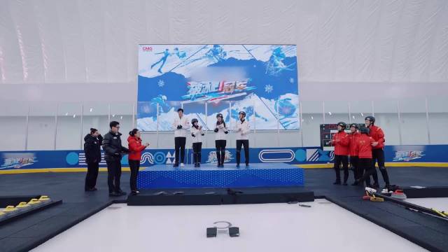 速滑名将韩天宇冰壶场展扫冰绝技