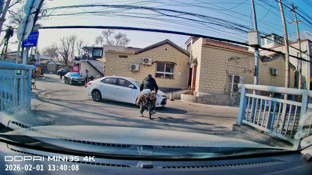 男子骑车直冲汽车引质疑