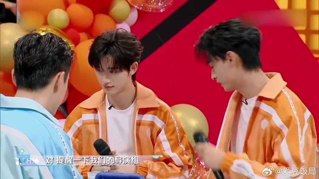 秦霄贤对高圆圆绝对是真爱，光瞄一眼圆圆，就超开心