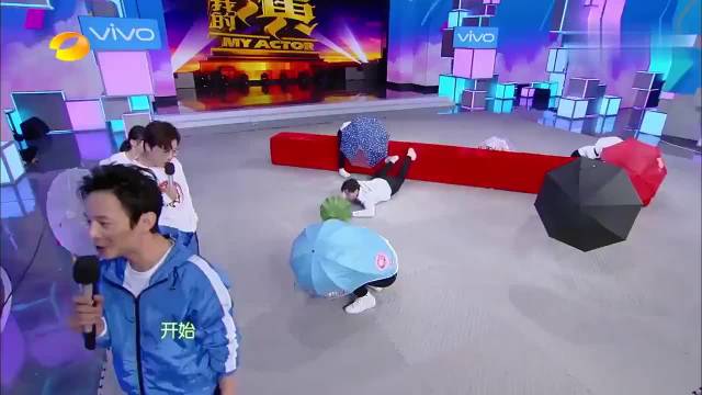 胡一天太难了，高大身材却抽到鸡尾酒小伞，何炅看到秒被笑喷！