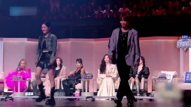 王赫野后台排练，被张碧晨能力征服，直呼学到很多！