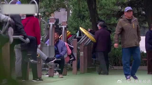 同样是踢毽子，林一被阿姨们嫌弃，不料郑恺却一秒就融入