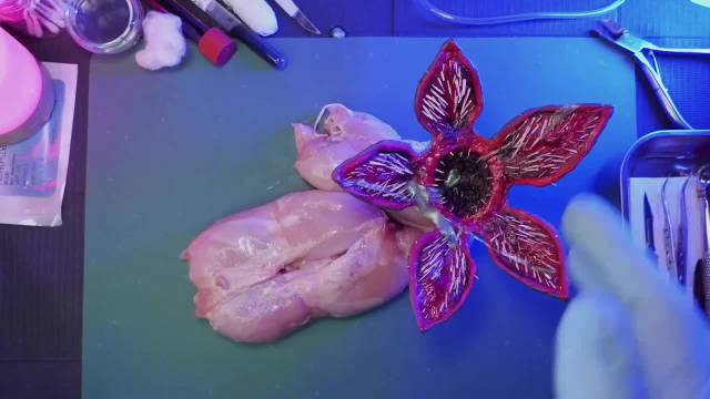 这是一支助眠向ASMR视频……只不过是《怪奇物语》主题，听完浑身酥麻