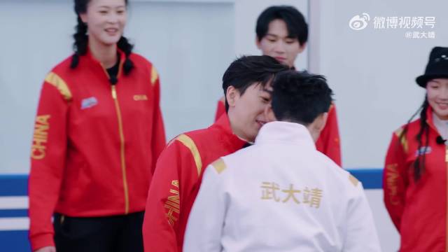 武大靖吐槽韩天宇从小玩赖，冠军互动尽显默契