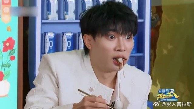 姚译添有多苟？ 让周深拌饭里面挑菜吃，太损了