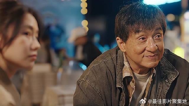 混混调戏刘浩存，还没等成龙出手，赤兔先一脚踹翻他