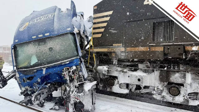 撞击瞬间：美一卡车穿越铁轨遭火车迎面撞击，损毁严重
