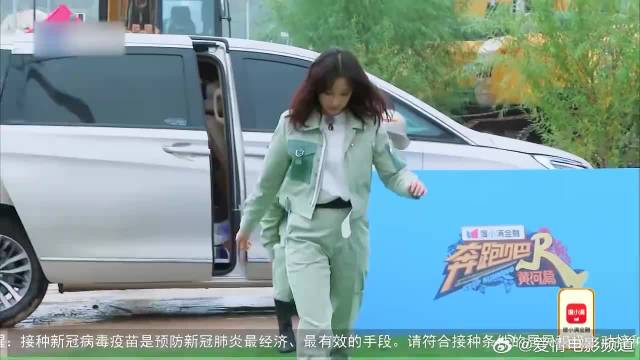 林一开挖掘机，感觉操作挺简单的，没想到挖一下全漏完了