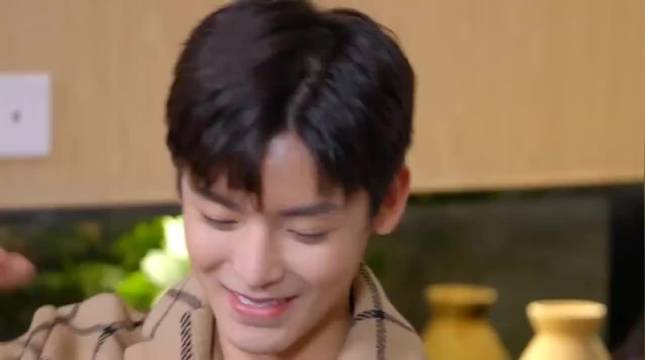 侯明昊展示转篮球技术，杨超越思路清退吐槽他老了以后在家盘篮球！