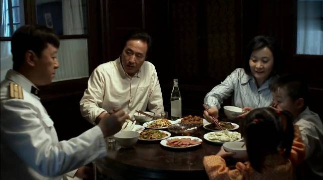 父母爱情：团长被妻子改造，吃饭动作太文雅，领导不乐意了！