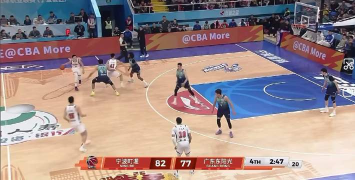 胡明轩现在真自信，离三分线2步就强投三分